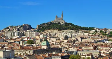 De Marseille à Sète, cette expo gratuite à bord d’un voilier dénonce la pollution des mers à travers l’art contemporain