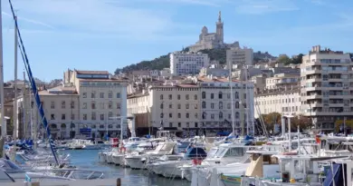 Incendie au nord de Marseille: le feu a gagné la ville