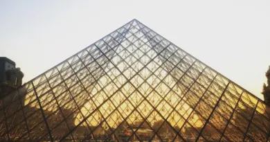 «Les Filles désir» : à Marseille, un triangle amoureux vire du doux à l’amer